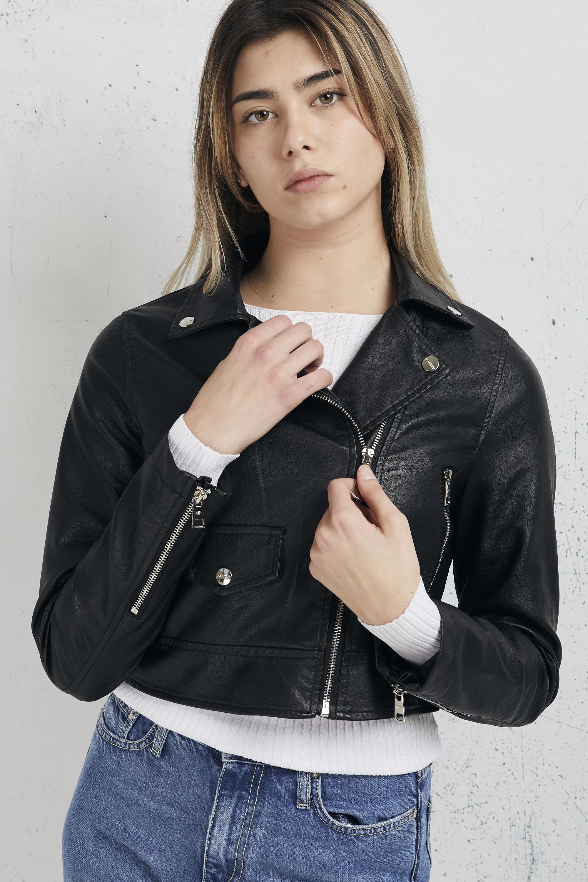 chiodo-ecopelle-nero-donna-su-progetto-seta
