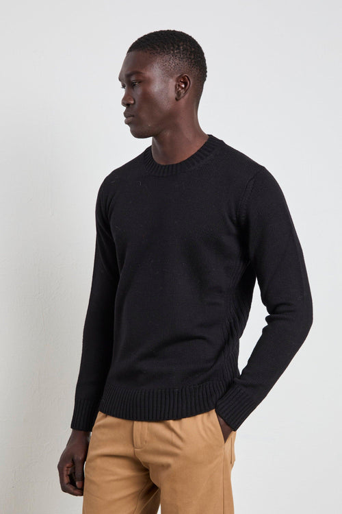 2221 Maglia nera con righe