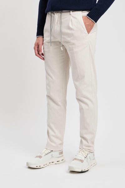 Pantalone con pince in cotone stretch