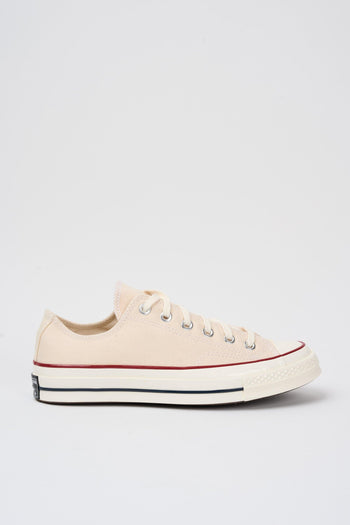 Primo piano della Sneaker Pergamena Unisex di CONVERSE, dettagliata vista dei lacci e della resistente tela, parte della collezione principale di scarpe di Progetto Seta, perfetta per un look casual raffinato.