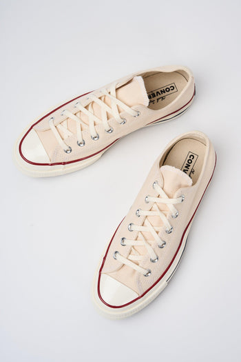 Primo piano della Sneaker Pergamena Unisex di CONVERSE, realizzata in canvas resistente. Questa scarpa iconica unisce comfort e design, parte della collezione Progetto Seta. Perfetta per un look casual raffinato.