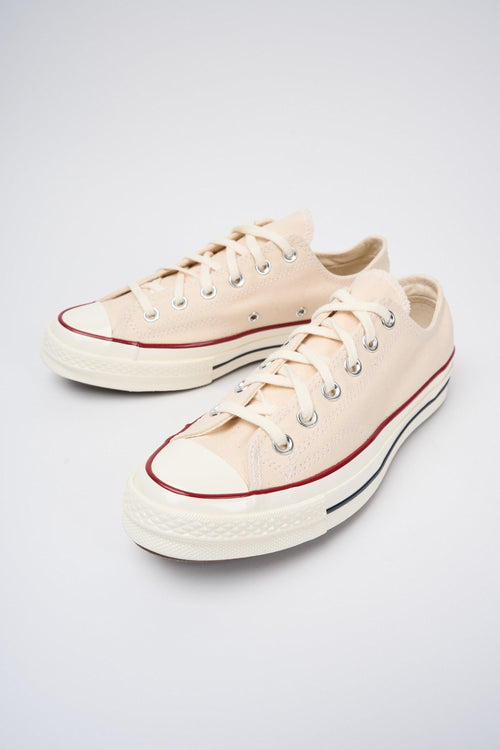 Sneaker Pergamena Unisex di CONVERSE in canvas resistente. Dettaglio ravvicinato mostra la struttura e il design senza tempo, perfetti per un look casual raffinato. Parte della collezione di alta qualità di Progetto Seta.