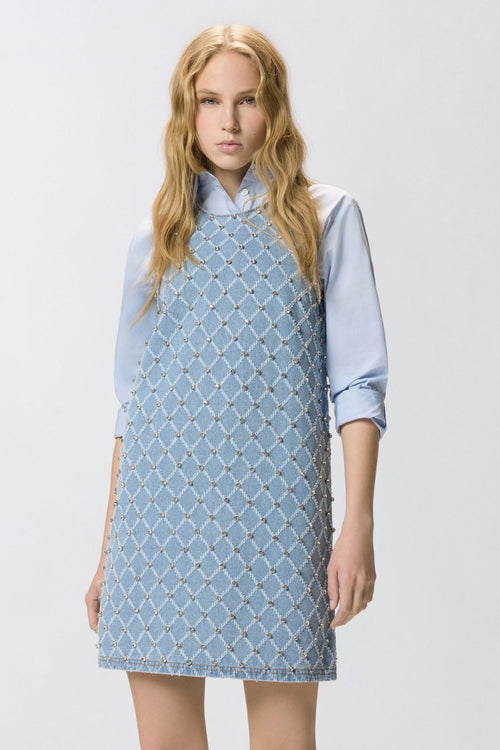 Abito corto in denim con disegno a rombi e strass applicati