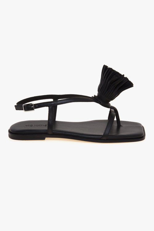Sandalo flat Vic Matiè in pelle con maxi pon-pon con frange in pelle