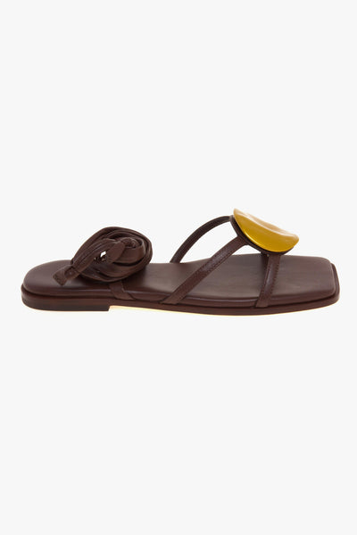 Sandalo flat Vic Matiè allacciato alla schiava con placca in metallo ottone