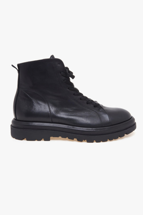 Anfibio in pelle con allacciatura semicoperta e suola in gomma