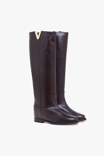 Stivale in pelle con zeppa interna e "V" in metallo dorato - 2