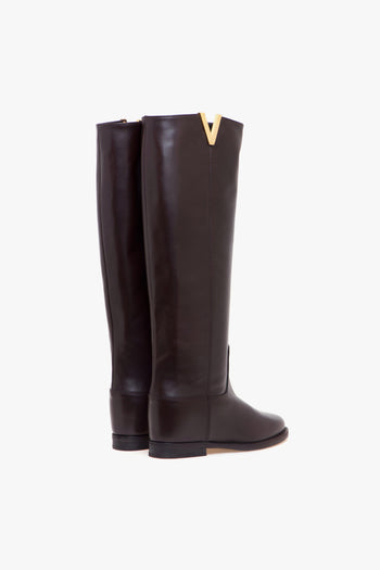 Stivale in pelle con zeppa interna e "V" in metallo dorato - 3