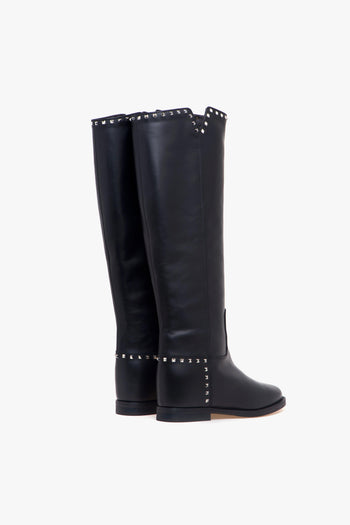 Stivale in pelle con zeppa interna e borchie a piramide - 3