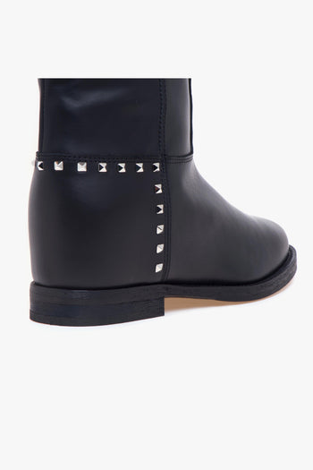 Stivale in pelle con zeppa interna e borchie a piramide - 4