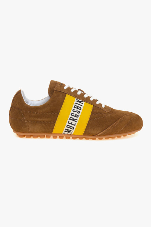 Sneaker soccer in camoscio con fascia laterale in pelle gialla