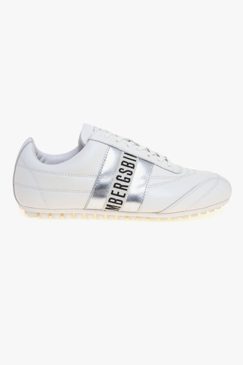 Sneaker soccer in pelle microforata con banda laterale in pelle argentata