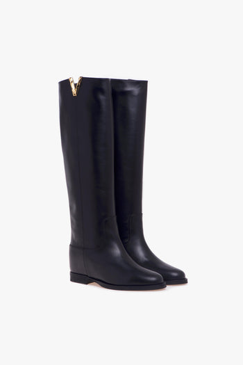 Stivale in pelle con zeppa interna e "V" sfaccettata oro - 2