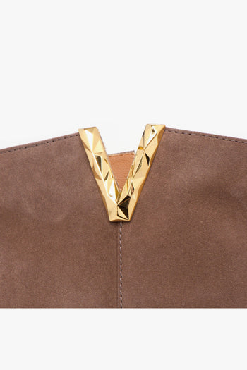 Stivale in camoscio con zeppa interna e "V" sfaccettata oro - 4