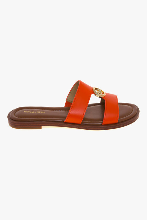 Sandalo Erin Flat in pelle con doppia fascia unita da logo MK dorato