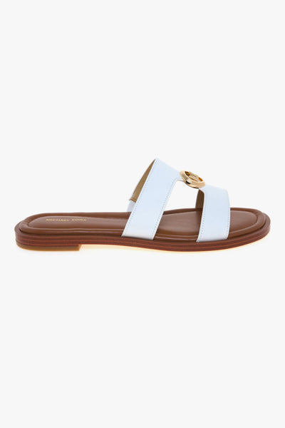 Sandalo Erin Flat in pelle con doppia fascia unita da logo MK dorato