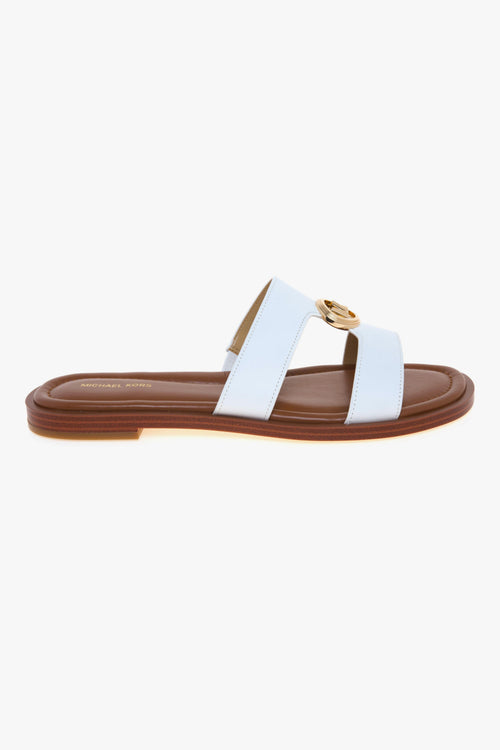 Sandalo Erin Flat in pelle con doppia fascia unita da logo MK dorato