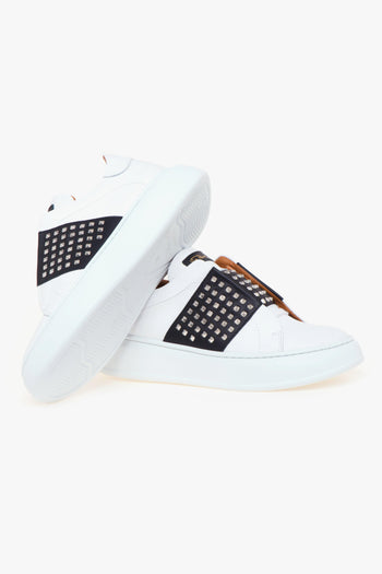 Sneaker in pelle con fascia a contrasto e borchie - 4