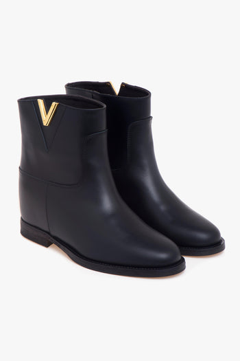 Tronchetto in pelle con zeppa interna e "V" media dorata - 2