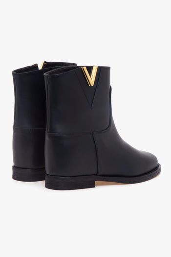 Tronchetto in pelle con zeppa interna e "V" media dorata - 3