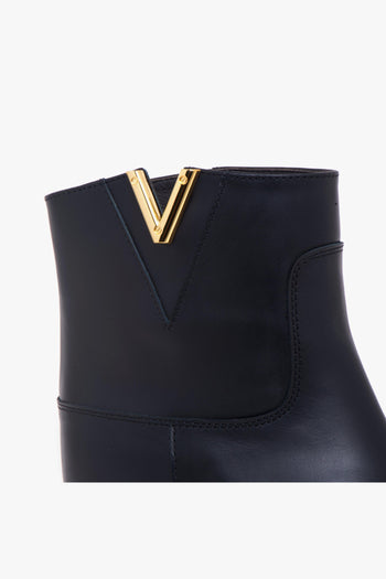 Tronchetto in pelle con zeppa interna e "V" media dorata - 4