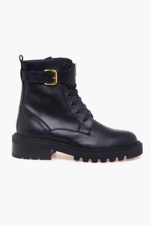 Anfibio in pelle con patta frontale con "V"