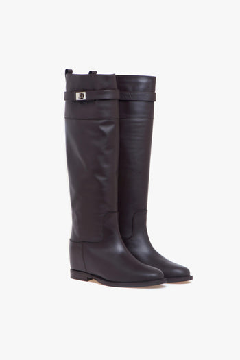 Stivale in pelle con zeppa interna, banda e accessorio lucchetto - 2