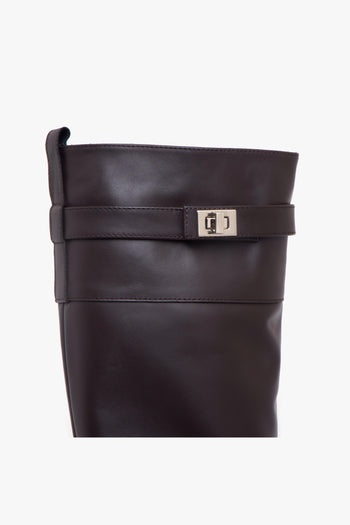 Stivale in pelle con zeppa interna, banda e accessorio lucchetto - 4