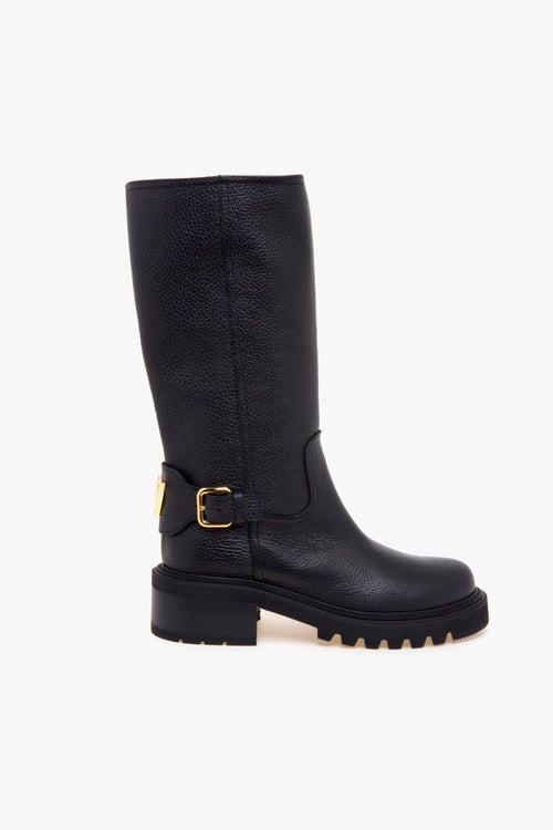 Biker in pelle martellata con gambale 3/4 e fibbia con "V"