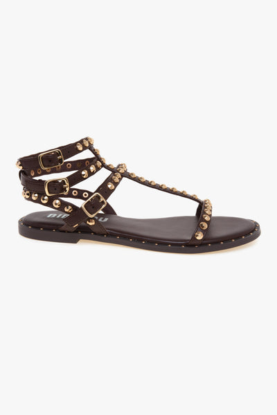 Sandalo flat in pelle con borchie