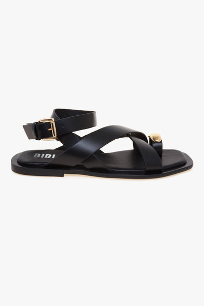 Sandalo flat in pelle con infradito e accessorio in metallo