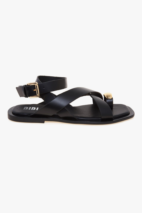 Sandalo flat in pelle con infradito e accessorio in metallo