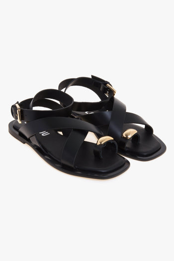 Sandalo flat in pelle con infradito e accessorio in metallo - 2