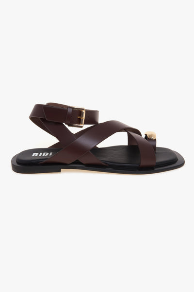 Sandalo flat in pelle con infradito e accessorio in metallo