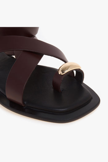 Sandalo flat in pelle con infradito e accessorio in metallo - 4