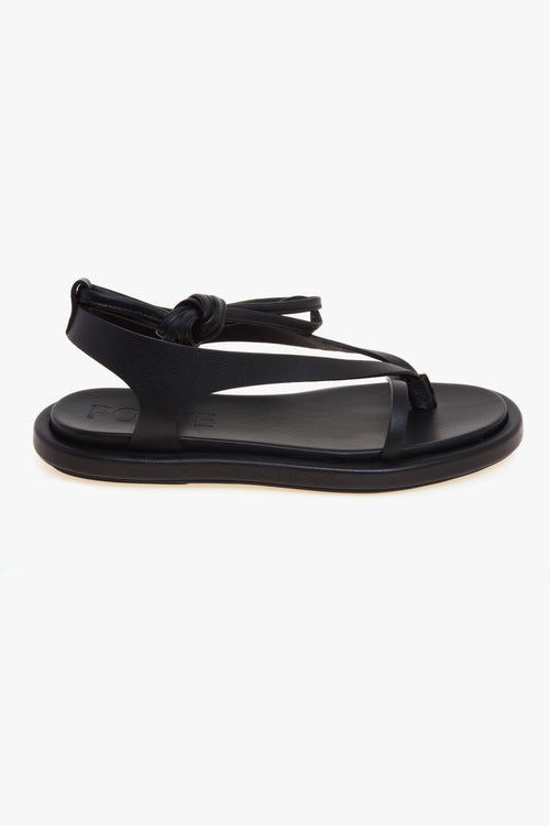 Sandalo flat con infradito e allacciatura a schiava