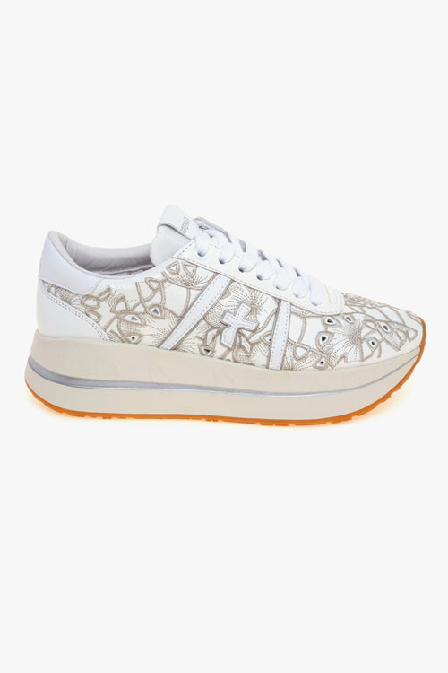 Sneaker Bethcoin in pelle foarata con ricami floreali