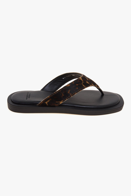 Sandalo flat in pelle con infradito
