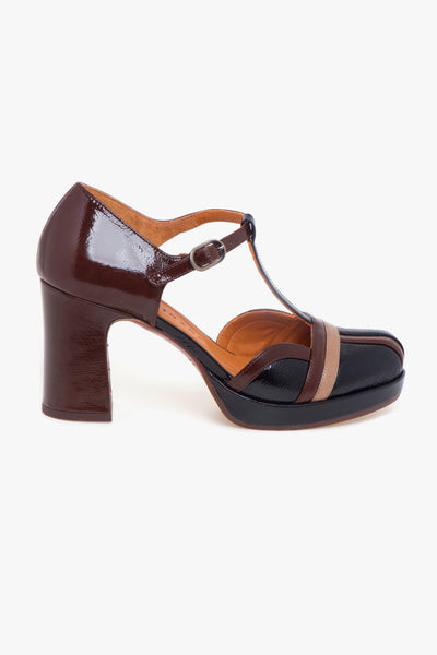 Decolletè aperto ai lati in vernice con T-bar e tacco 70 mm