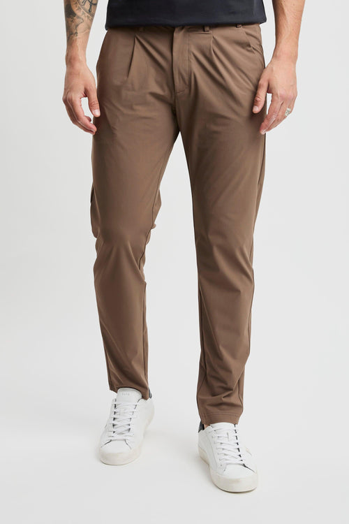 Pantalone con pence in tessuto elasticizzato