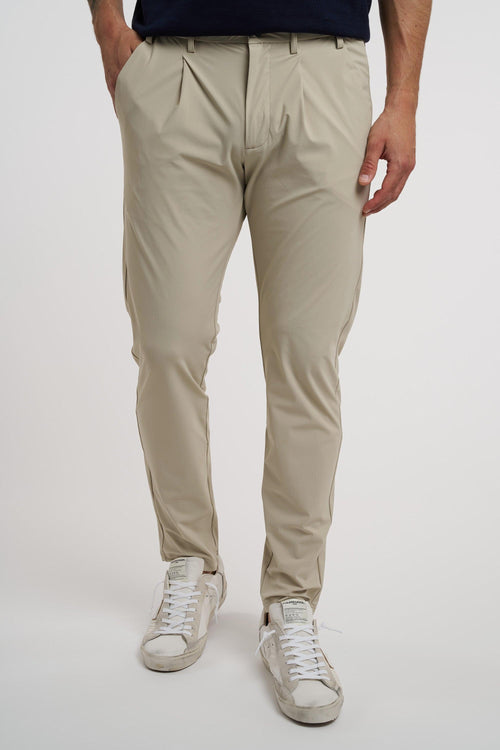 Pantalone con pence in tessuto elasticizzato