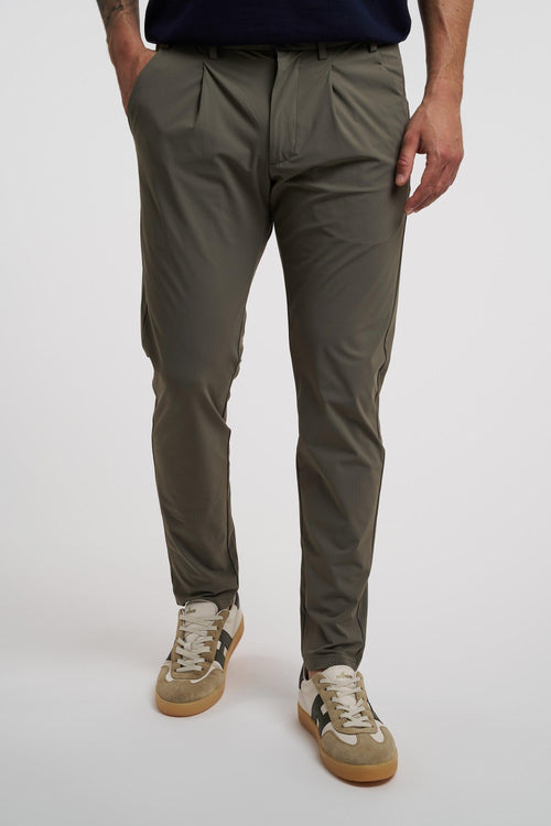 Pantalone con pence in tessuto elasticizzato