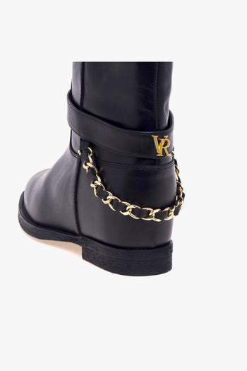 Stivale in pelle con cinturino con logo "VR" e catena - 4