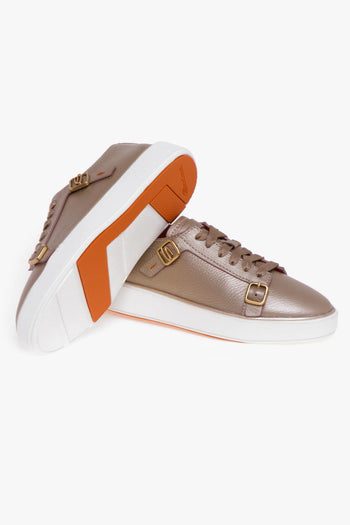 Sneaker in pelle martellata con fibbie - 4