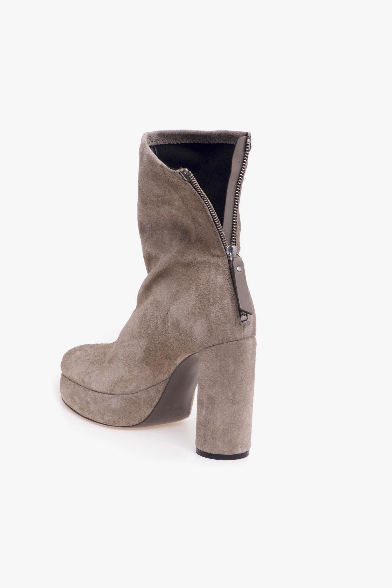 Tronchetto Vic Matiè in camoscio con tacco 135 mm e gambale