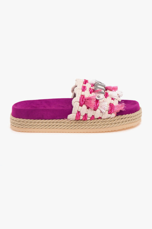 Ciabatta con frange e maxi logo in metallo