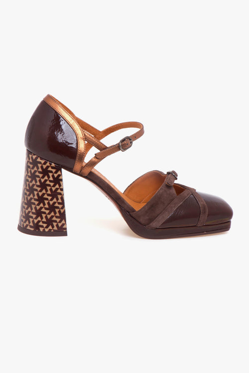 Decolletè aperto ai lati in vernice e camoscio