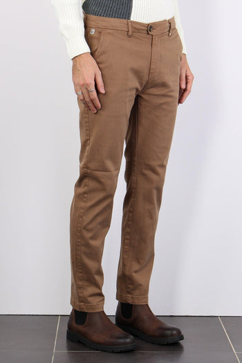 Pantalone Chino Basico Fango - 4