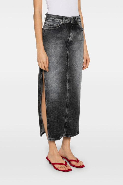 Donna Gonna Nero con Spacco