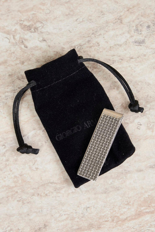Fermacravatta in argento con texture geometrica impressa
